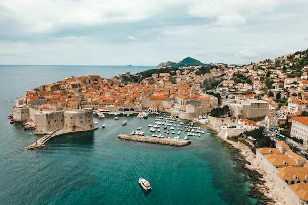 Luchtfoto van Dubrovnik, Kroatië, met de oude stad en de haven.