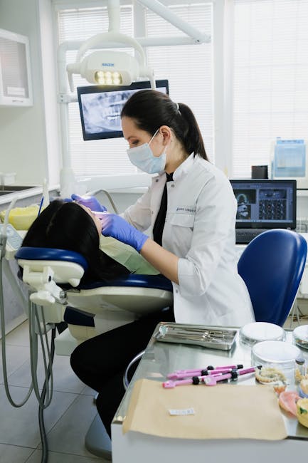 Een tandarts voert een behandeling uit bij een patiënt in een moderne tandartspraktijk.