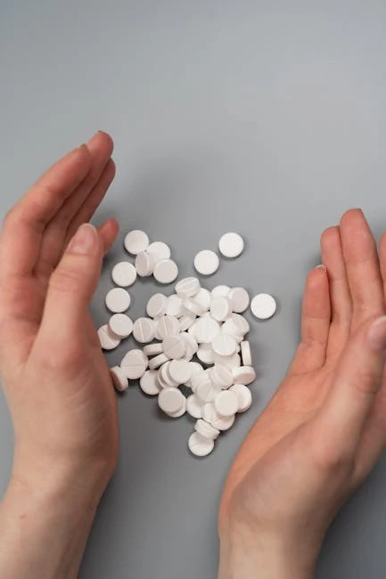 Twee handen omringen een stapel witte pillen op een grijze achtergrond.